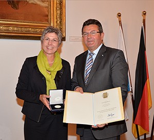 Franz Josef Pschierer presents Hannelore Spangler with the Bavarian State Medal.