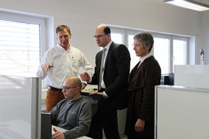 Fast internet: Helmut Graspointner, State Secretary Albert Füracker, Hannelore Spangler with programmer Christian Kerschensteiner