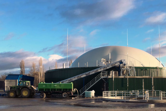 Biogas plant with delivery biomass